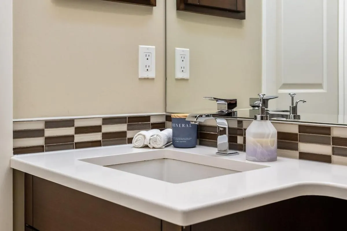 Villa Golden View Manor YYC Kanada