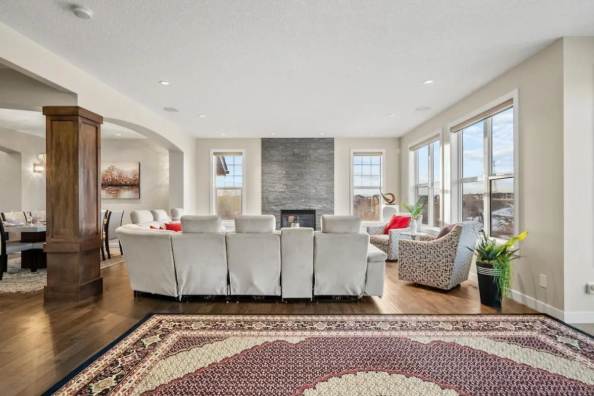 Villa Golden View Manor YYC Kanada